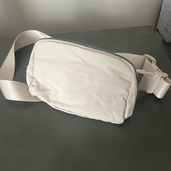 Women’s beige adjustable belt bag- unpackaged but never used. - Picture 4 of 6